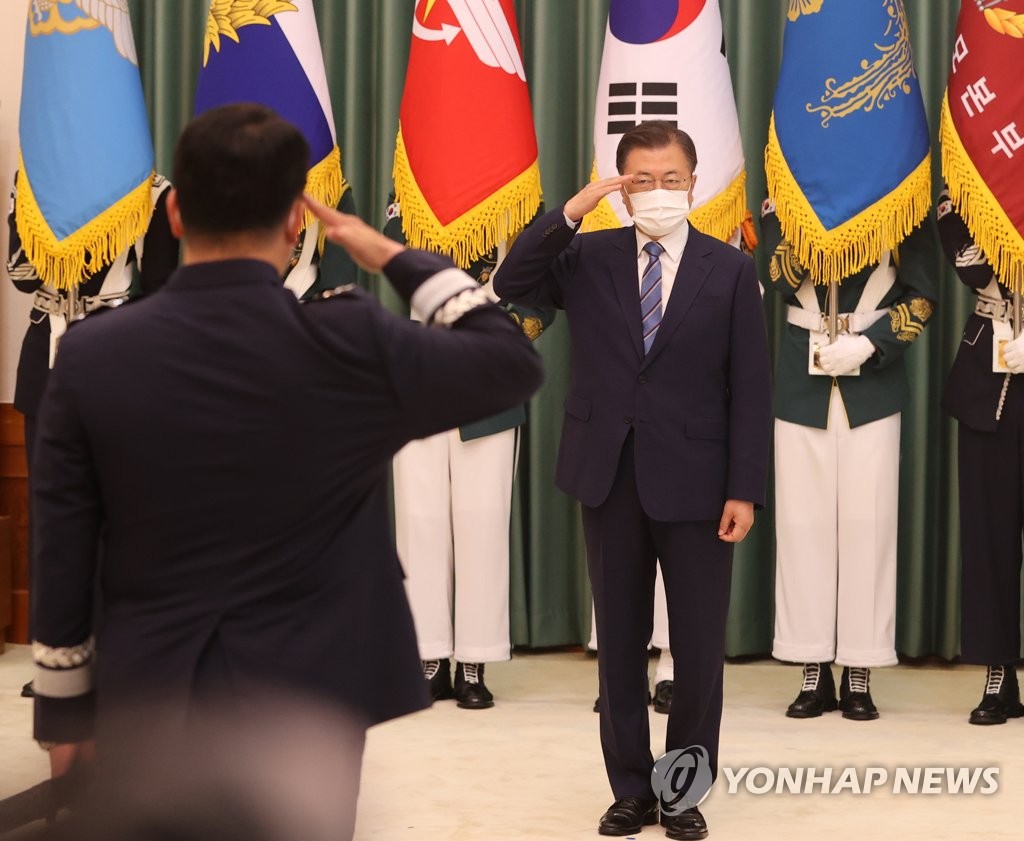 문대통령, 공군총장 보직신고받아…"병영문화 혁신해야"(종합)