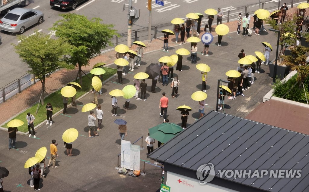 오늘도 800명 안팎…급확산세속 주말 모임·집회 '변수' 우려