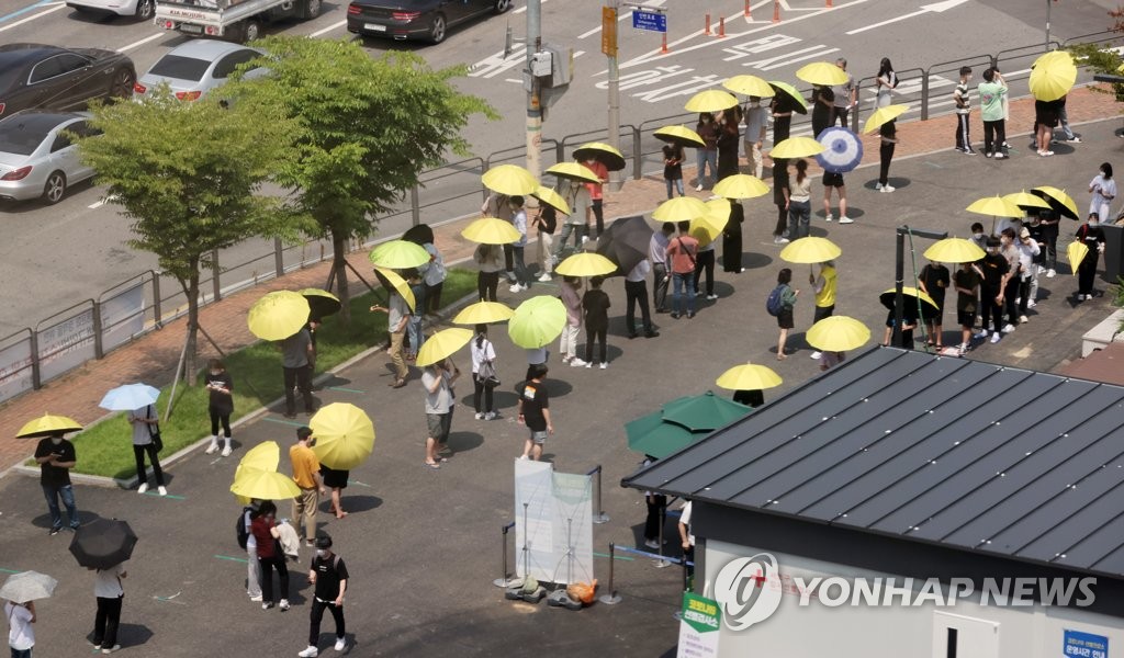 [3보] 신규확진 711명, 사흘째 700명대…일요일 기준 3차유행후 최다