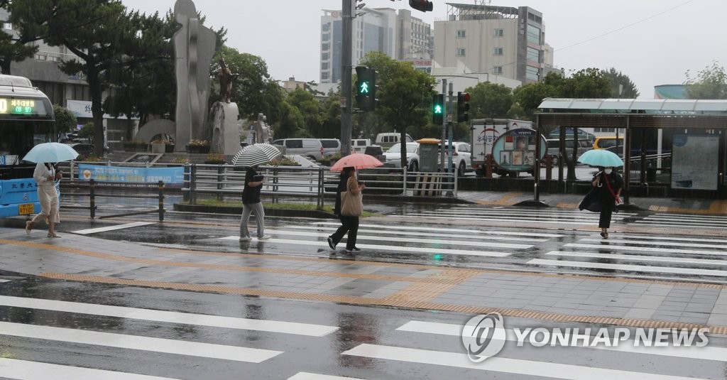 늦은 장마 영향 제주 한라산에 오전 90㎜ 이상 폭우 내려