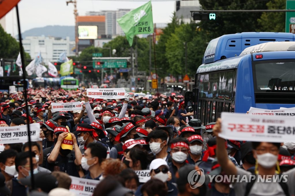 '8천명 참석' 민노총 집회 첫 확진…김총리 "전원 검사받길"(종합)