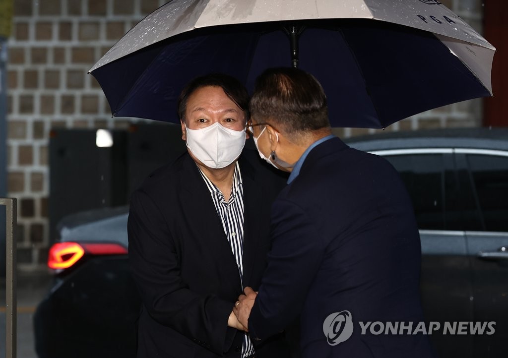 제1야당 접점 넓히는 尹…정작 합류엔 '밀당 모드'