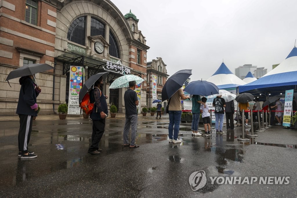 체육시설-어린이집서 새 감염…원어민 강사모임 관련 총 301명