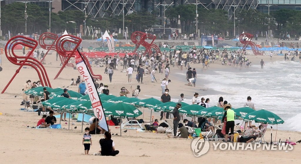 장맛비에 발 묶인 휴일…해수욕장 등 평소보다 한산