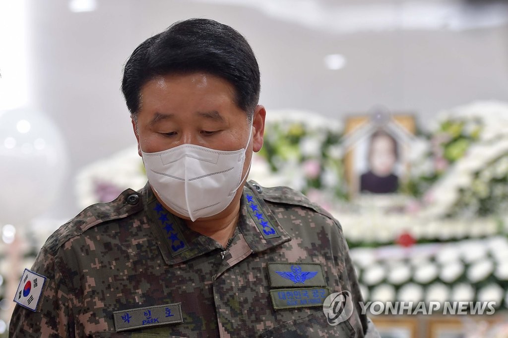 공군총장 "새롭게 태어나겠다"…성추행 女중사 유족 위문