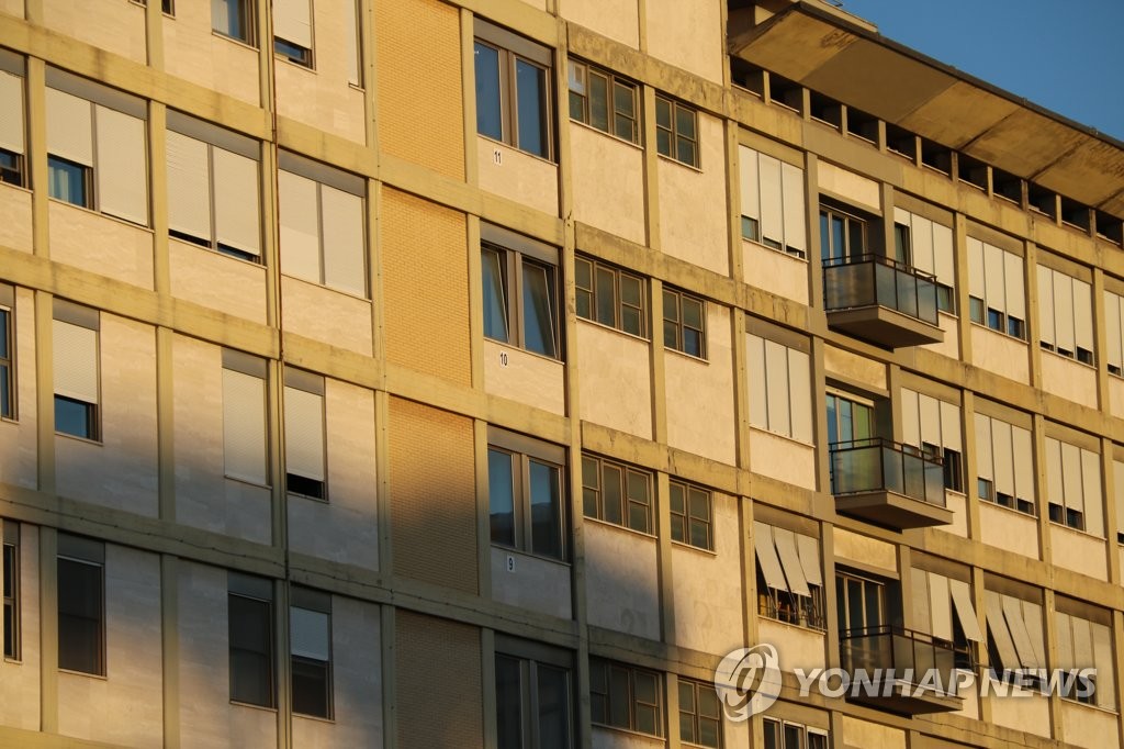 교황, 결장 협착증 수술 후 빠른 회복세…"신문 읽고 걷기도"(종합)