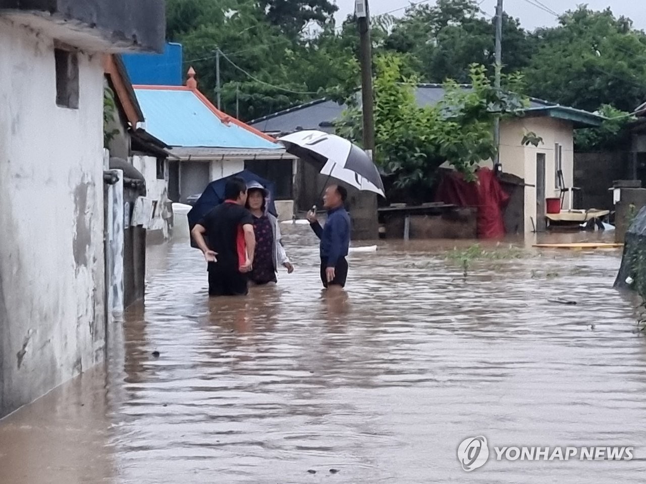 "순식간에 넘어온 물에 몸만 빠져나와"…물 폭탄 맞은 해남