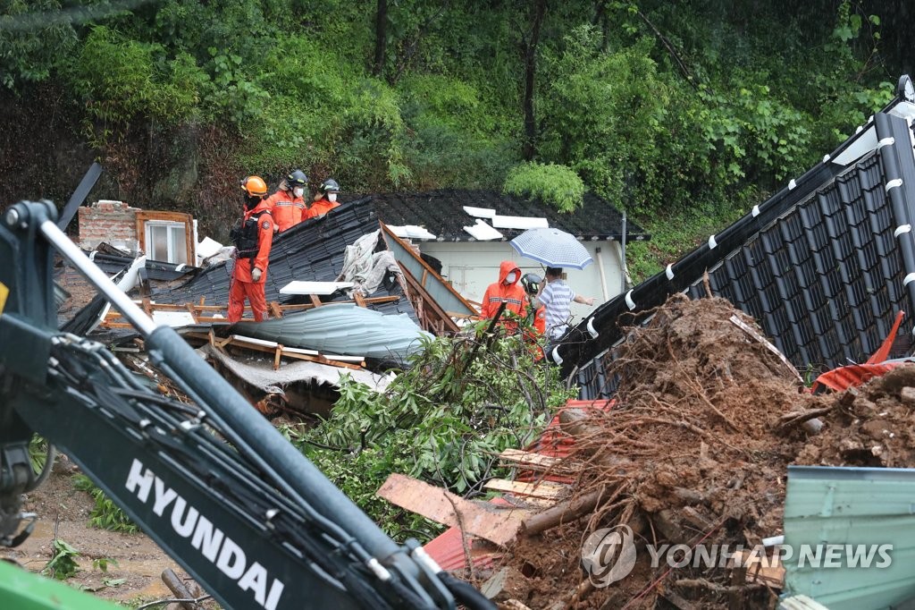 "'꽝'하며 덮친 흙더미, 방문도 안열려"…광양 산사태 주민 공포