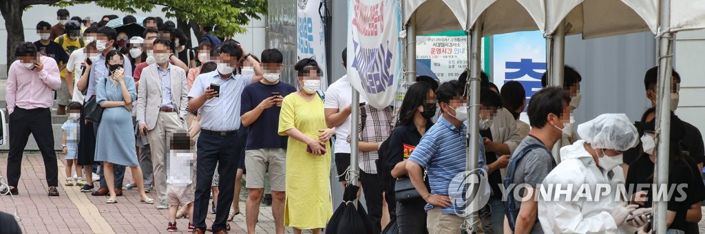 700명대서 하루새 1천200명대로 폭증…현행 거리두기로 확산세 잡힐까(종합)