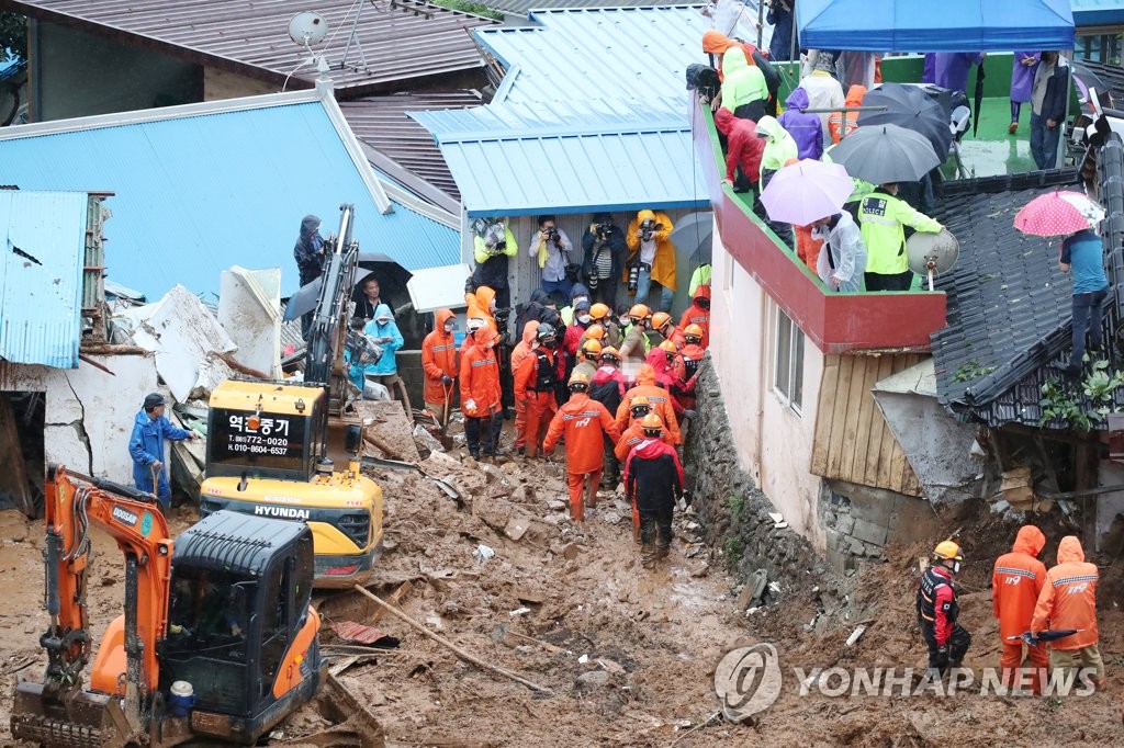 "살아 계시길 바랐는데"…산사태로 가족·이웃 잃은 사람들