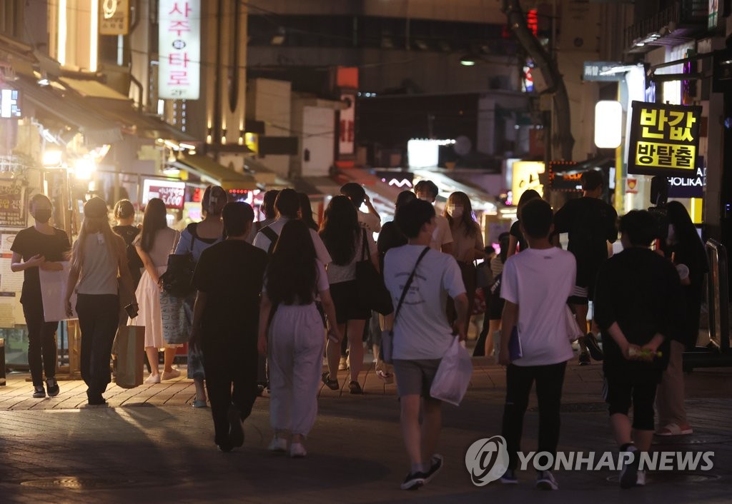 수도권 거리두기 격상 안한 이유는…상황 악화 땐 4단계 가능성