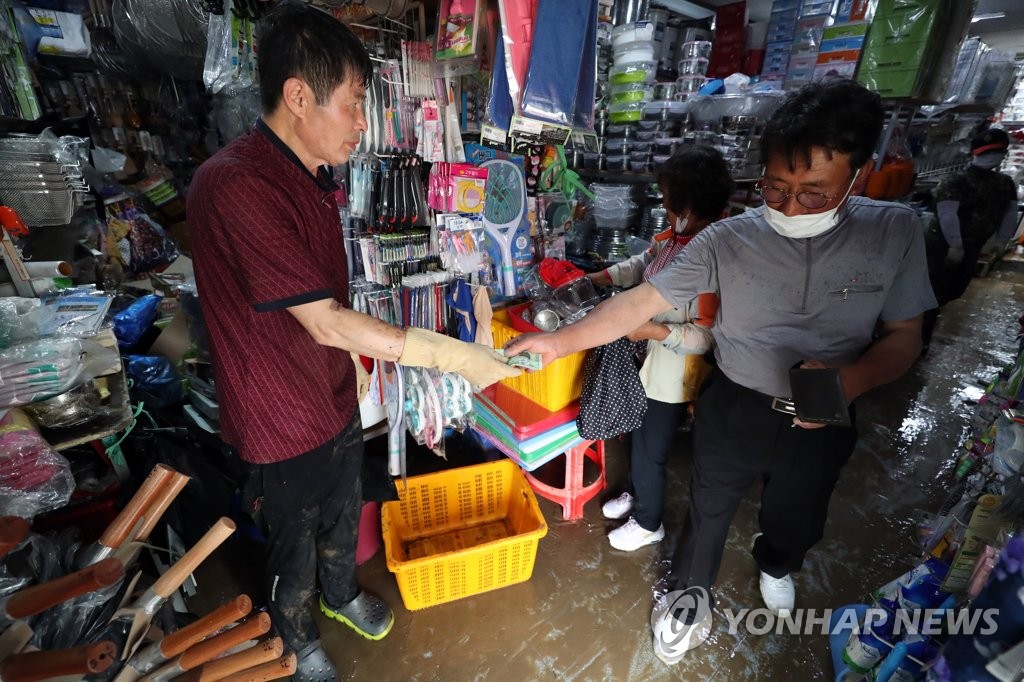 [르포] "그래도 살아야죠"…장맛비 잠긴 전남서 복구 구슬땀