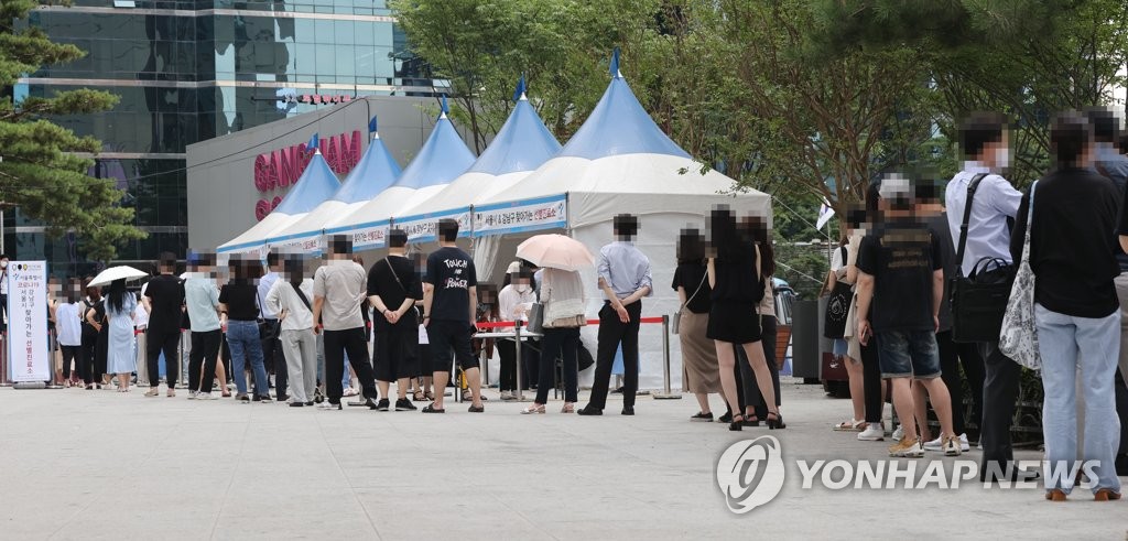 학교-음식점서 새 감염…당국 "방심땐 신규 확진자 2천명 가능성도"(종합)