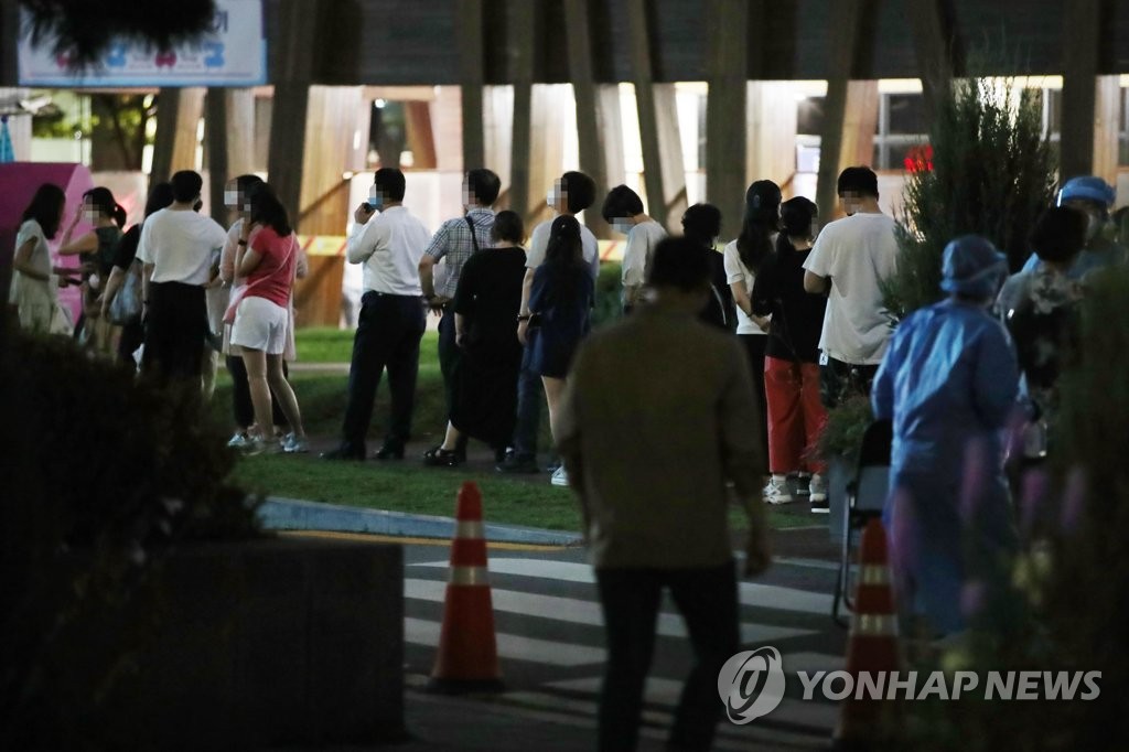 [3보] 신규확진 1천316명, 이틀연속 최다기록 경신…수도권 4단계 격상