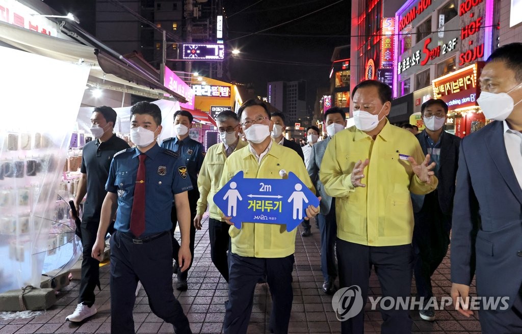 김총리, 홍대서 방역점검…"지금은 전진과 후퇴 사이의 길목"