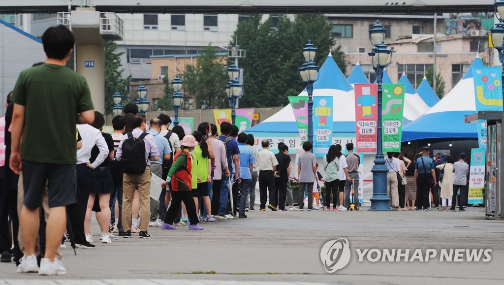 [전문가 진단] "아직 4차 유행 정점 아냐…모임 줄이고 거리두기 강화해야"