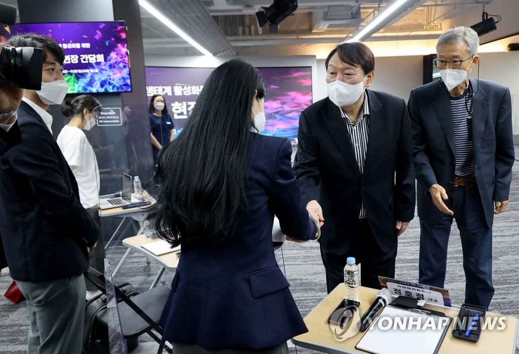 스타트업 찾은 윤석열 "경제 역동성 위해 자유 줘야"