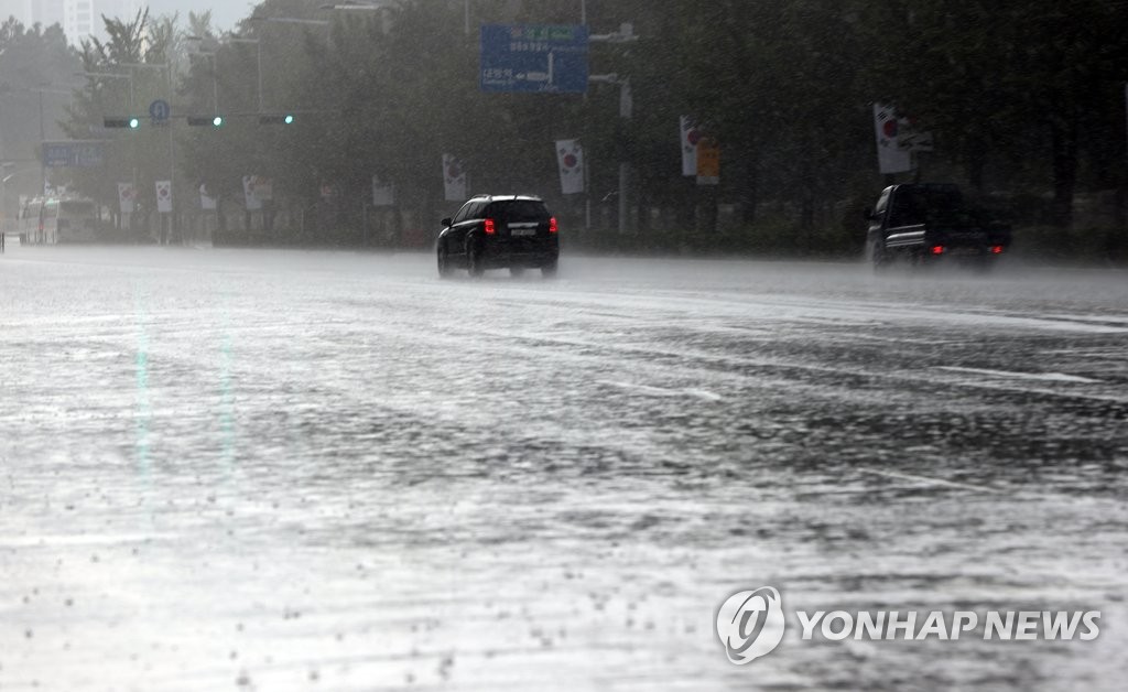 강원 무더운 날씨에 소나기…내륙과 산지에는 안개