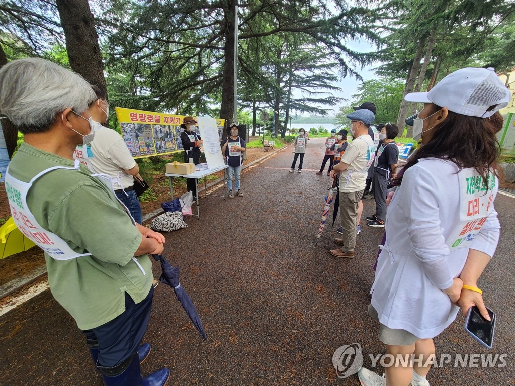 속초시민·환경단체, 영랑호 개발반대 1인 시위 1년 맞아 행사