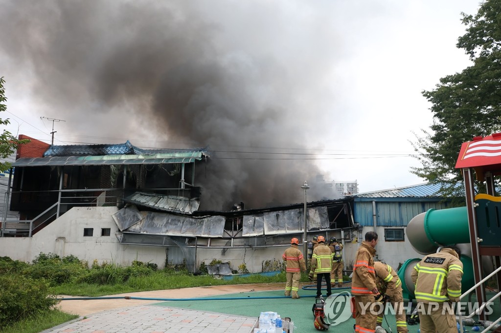 "부탄가스 쌓인 창고서 '펑펑'"…검은 연기 솟구친 주택가 아찔