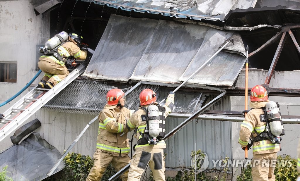 "부탄가스 쌓인 창고서 '펑펑'"…검은 연기 솟구친 주택가 아찔