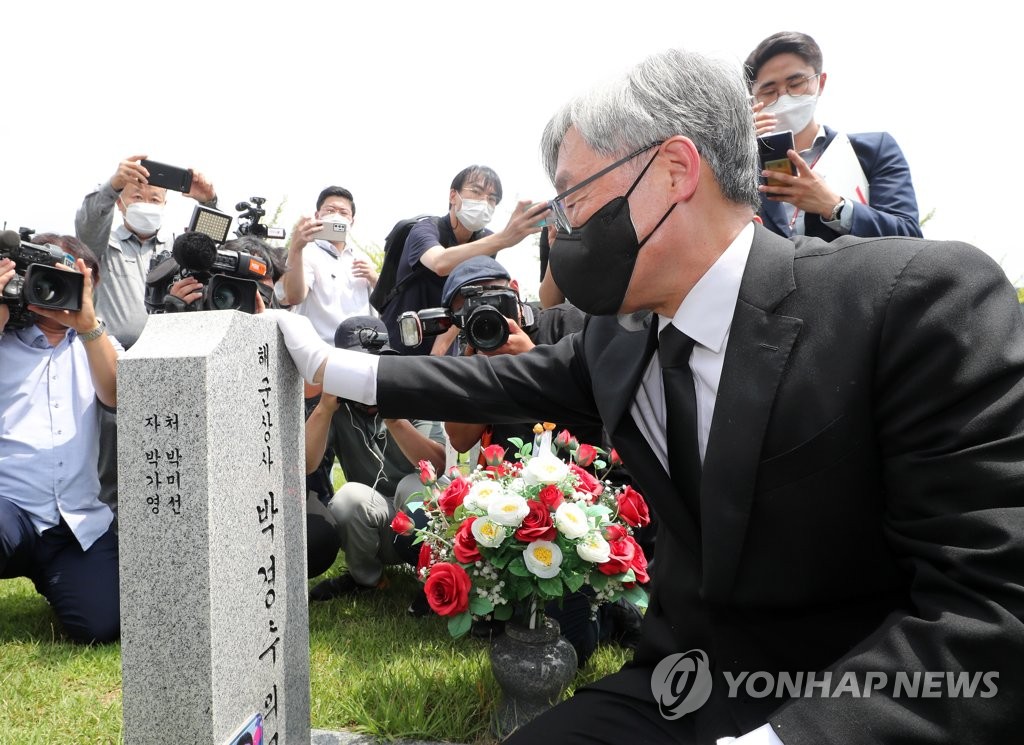 최재형도 대전현충원서 첫 정치행보…국힘과 주파수 맞추기