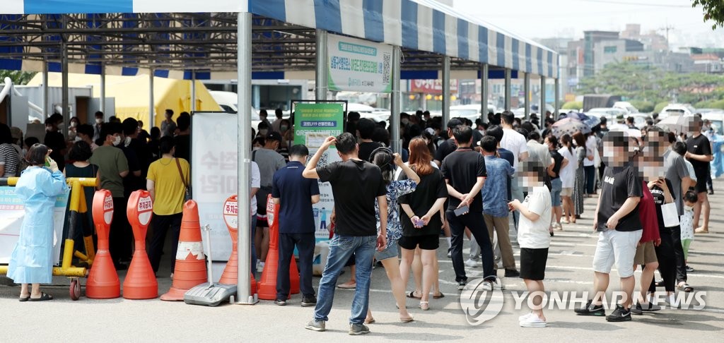 전국서 곳곳서 집단감염…감염경로 '조사중' 31.1% 연일 최고치