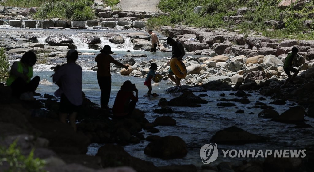 "진짜 덥다 더워"…폭염특보 내려진 경남 온열질환자 속출