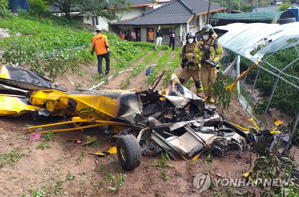 의령서 경비행기 민가 30ｍ 앞에 추락 '꽝'…2명 사망(종합)