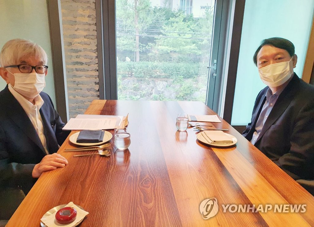 최장집, 윤석열 면전서 적폐청산 비판…"국정교과서 만들기"