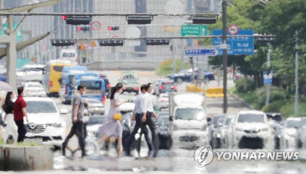 전국 흐리고 곳곳에 소나기…낮 최고 33도 무더위