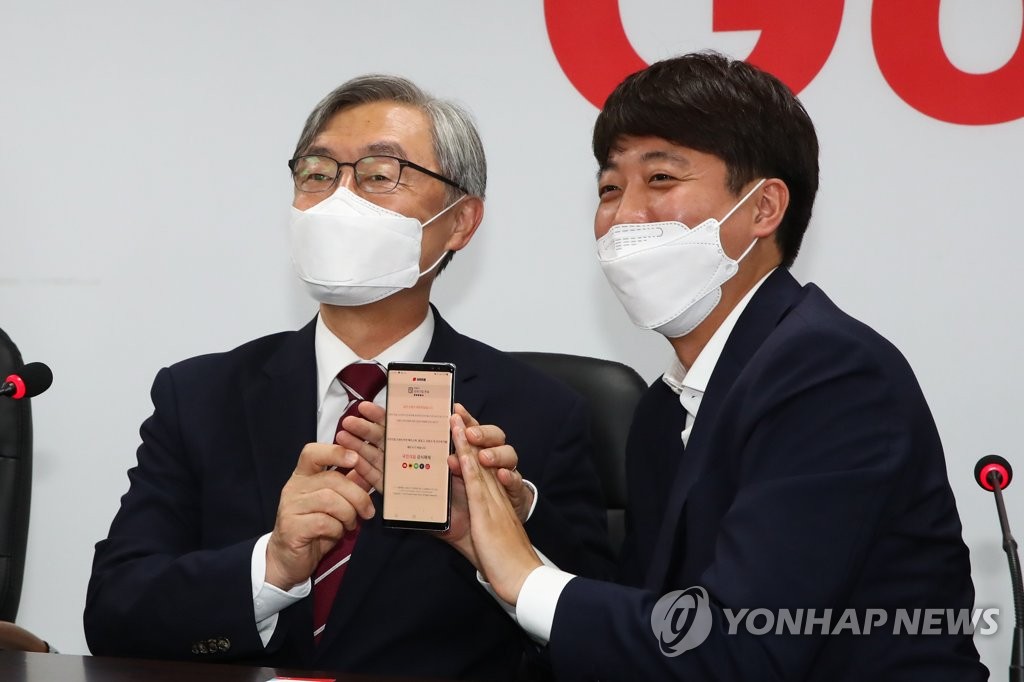 '평당원' 최재형, 첫 행보는 부산서 쓰레기줍기 봉사활동