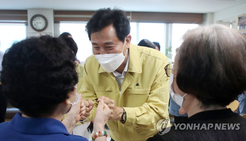 경로당 찾은 오세훈 "무조건 문 닫는 게 상책 아냐"