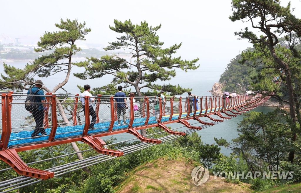 울산 동구 대왕암공원 출렁다리 개통…8월까지 무료