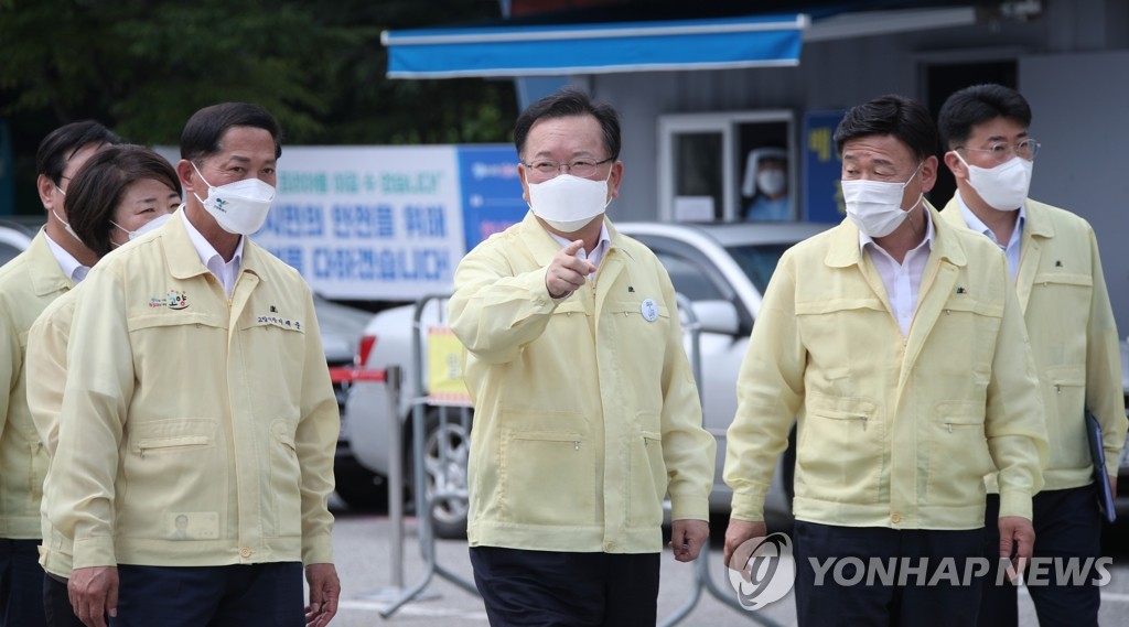 '안심카' 찾은 김총리 "의료진 번아웃 없게 행정력 동원"