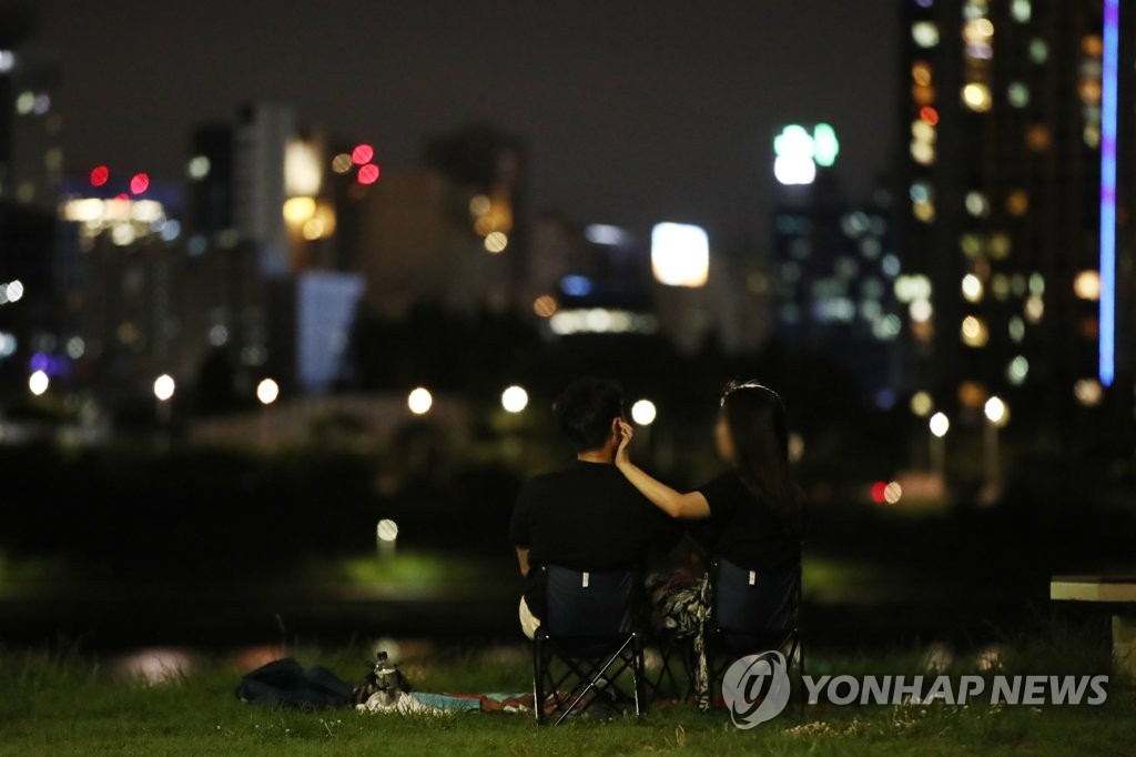 4단계 수도권 2주 더 야간외출 제한…낮엔 4명-오후 6시 이후엔 2명