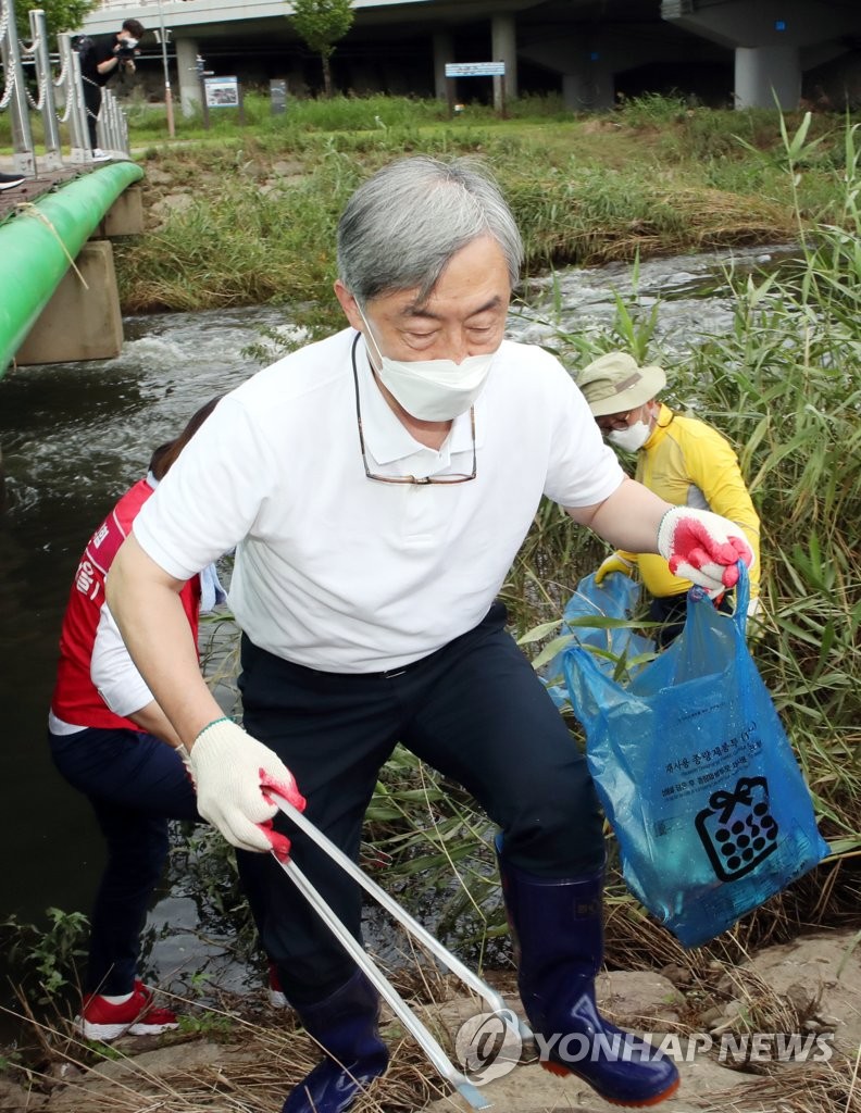 尹 네거티브·崔 인지도가 관건…지지율 경쟁 본격화