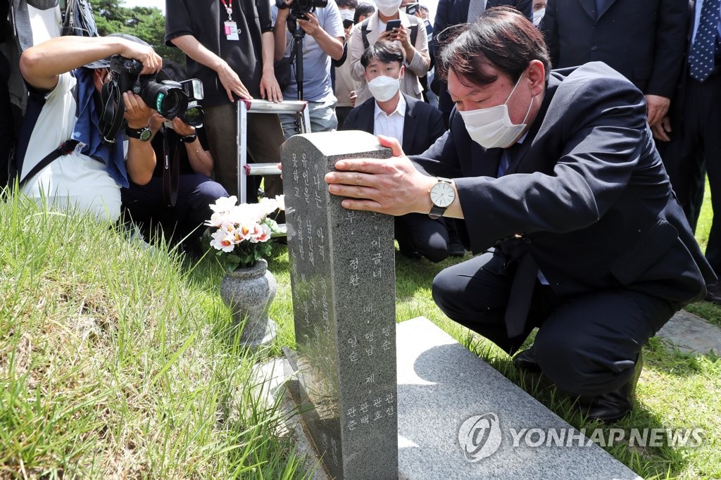 與, 광주 찾은 尹에 "악어의 눈물…묘비서 더러운 손 치우라"