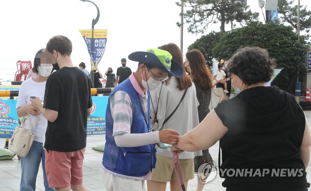 '코로나 확산세에 요란한 소나기까지'…해운대 해수욕장 한산