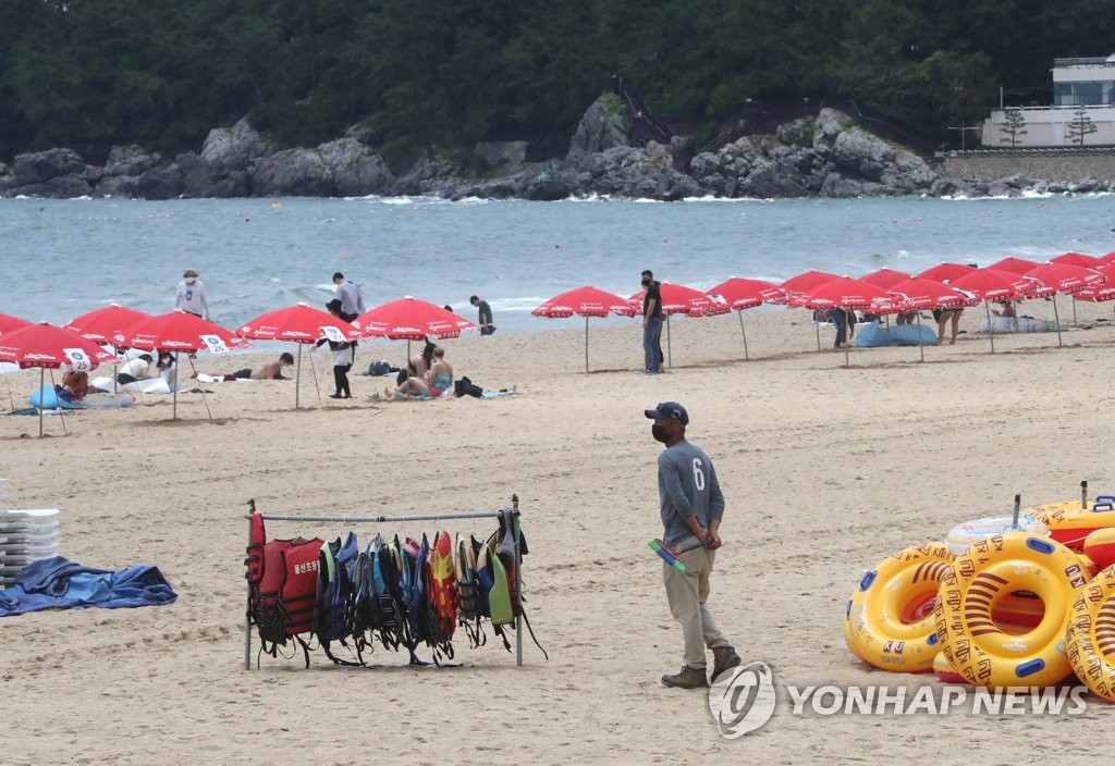 휴가철 폭염특보 속 전국 해수욕장 한산…"코로나19 확산 불안"