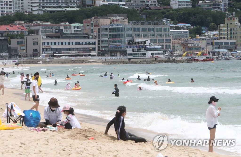 '코로나 확산세에 요란한 소나기까지'…해운대 해수욕장 한산