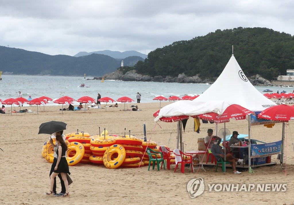 '코로나 확산세에 요란한 소나기까지'…해운대 해수욕장 한산