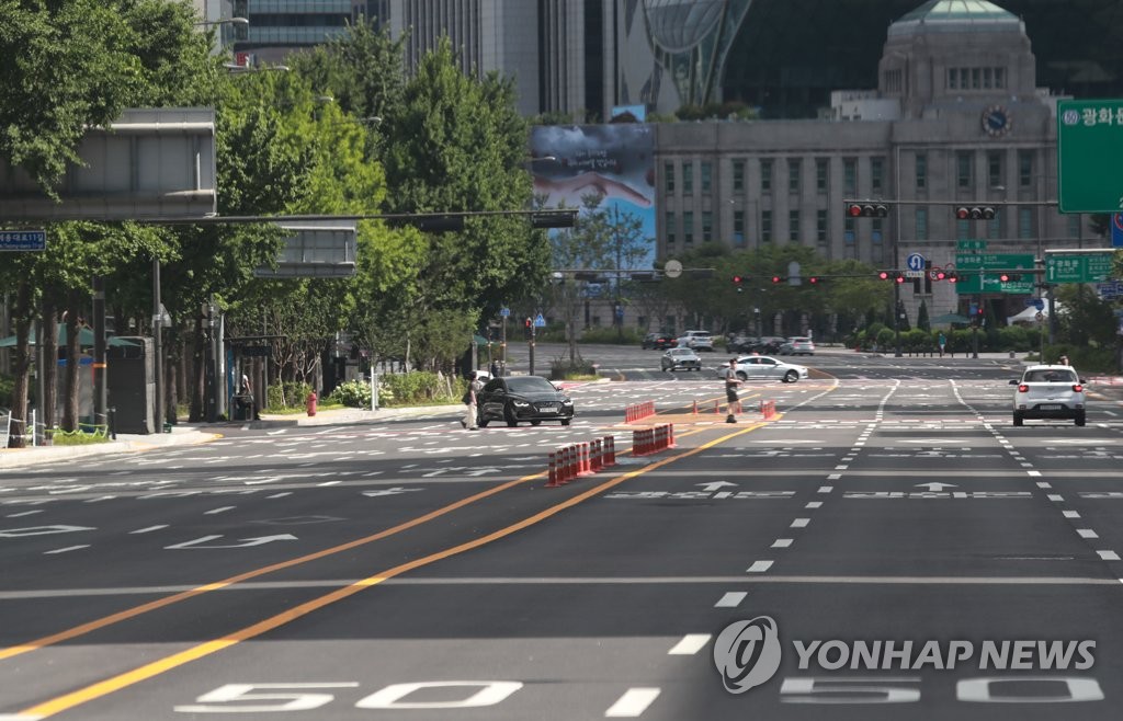 발길 넘친 바닷가·뜸한 수도권…거리두기에 엇갈린 주말 풍경