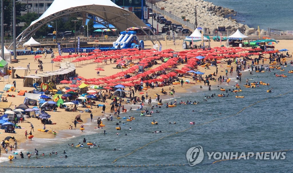 강원 동해안 해수욕장 개장 첫 주말 19만명 '풍덩'