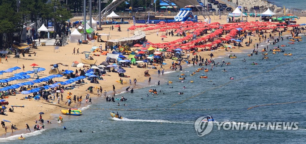 발길 넘친 바닷가·뜸한 수도권…거리두기에 엇갈린 주말 풍경