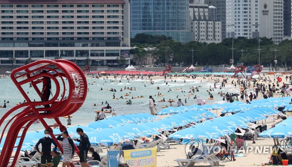 발길 넘친 바닷가·뜸한 수도권…거리두기에 엇갈린 주말 풍경