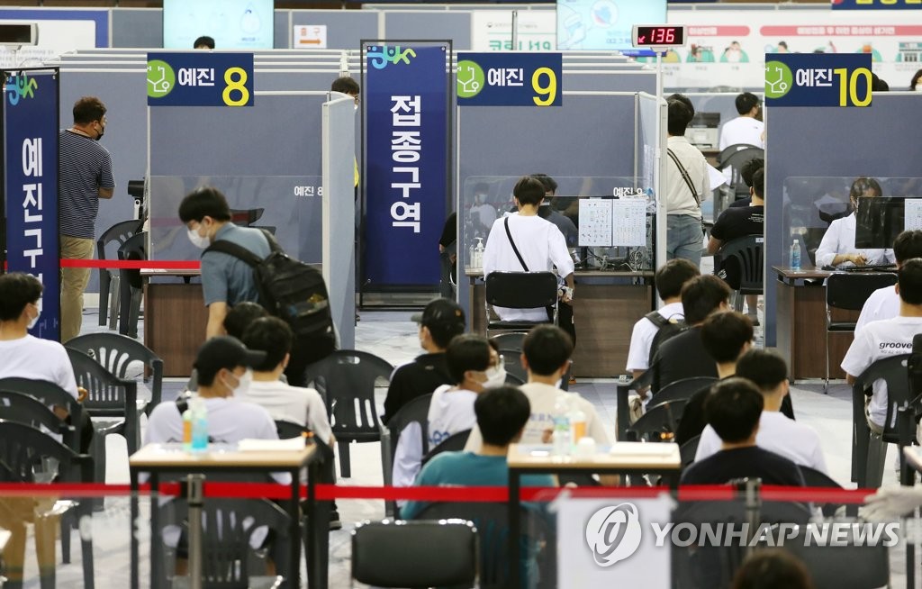 "부작용 불안" vs "이젠 안심" 고3 접종 첫날 기대·우려 교차