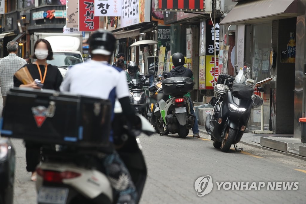 코로나19에 폭염까지…'이중고' 시달리는 택배·배달 노동자들