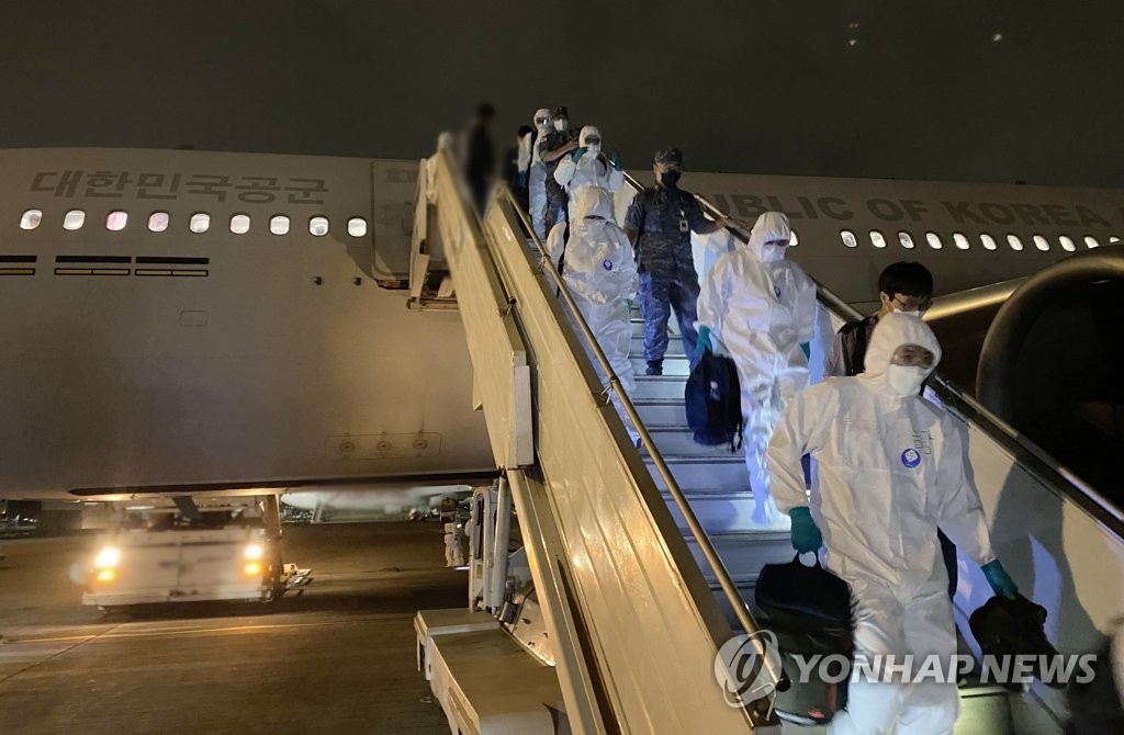 [속보] 청해부대 301명 태운 군 수송기 귀국길 올라…내일 한국 도착