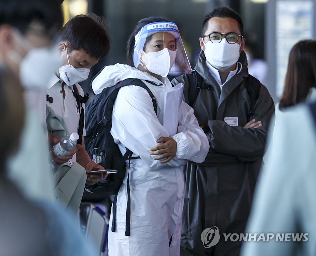 [올림픽] 방역복 입고 일본 도착한 탁구 신유빈 "더워도 안전 우선"